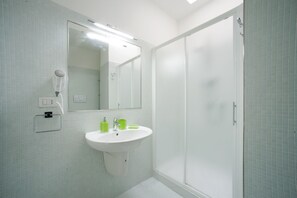 Departamento, 1 habitación | Baño | Regadera, amenidades de baño gratuitas, secadora de cabello, bidet 