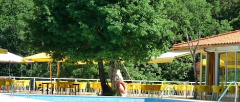 Una piscina al aire libre de temporada