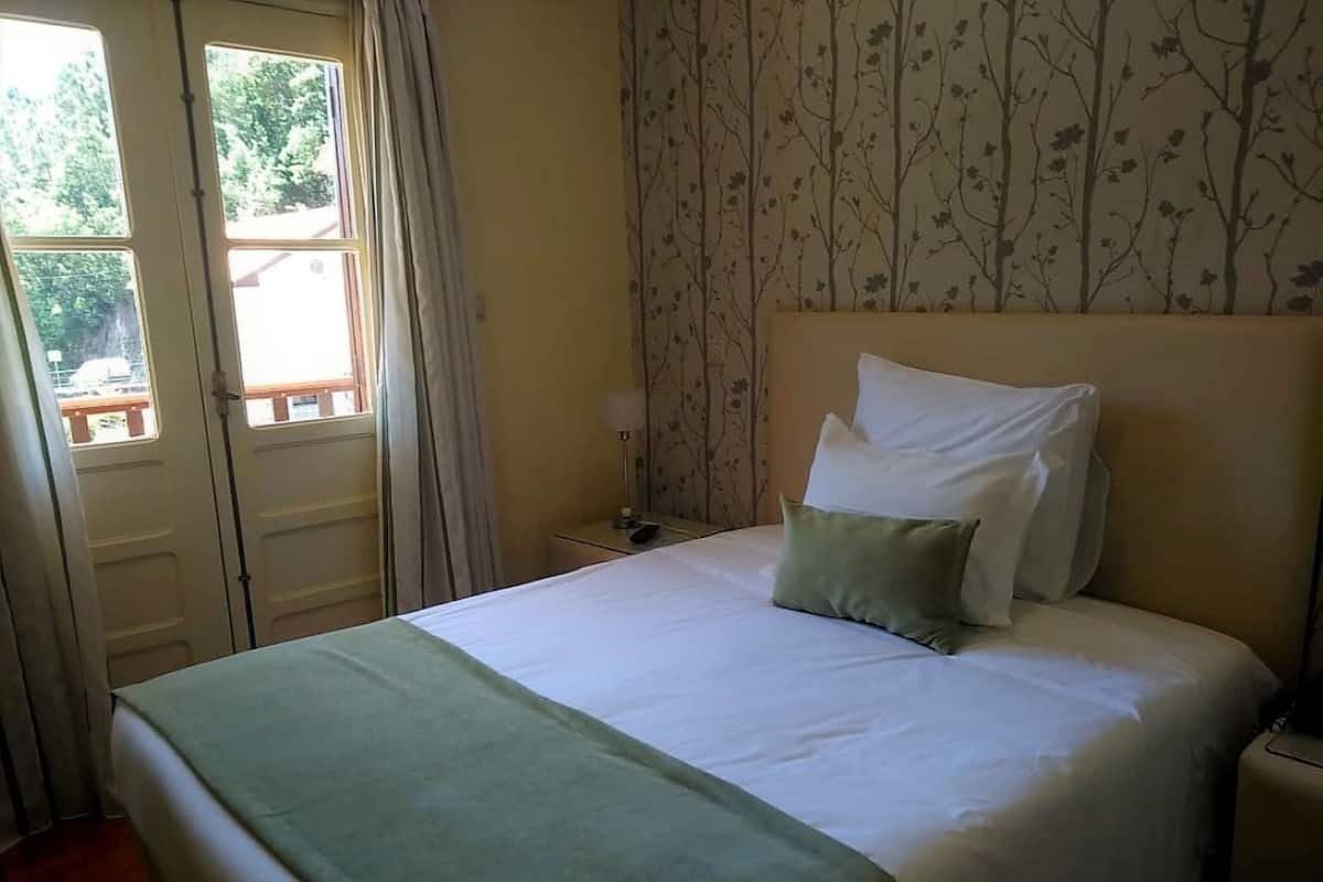 1 bedroom, blackout curtains, free WiFi, bed sheets