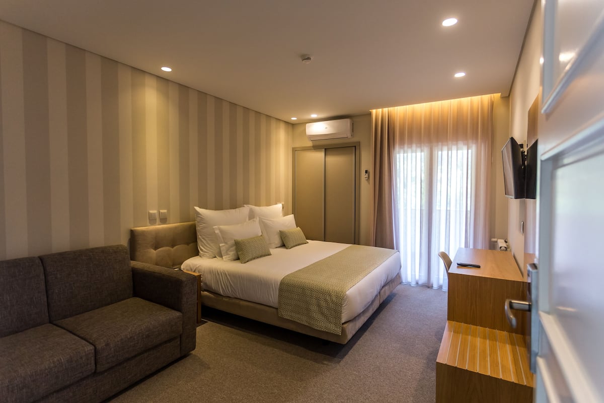 1 bedroom, blackout curtains, free WiFi, bed sheets