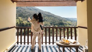 A balcony with a view of a forested mountain. - Adelaide Hotel (Terras de Bouro)