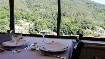供應早餐、午餐、晚餐;葡萄牙菜