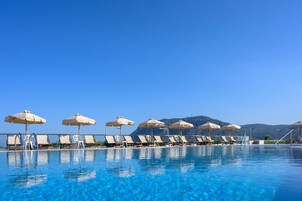 Piscina externa, guarda-sóis, espreguiçadeiras