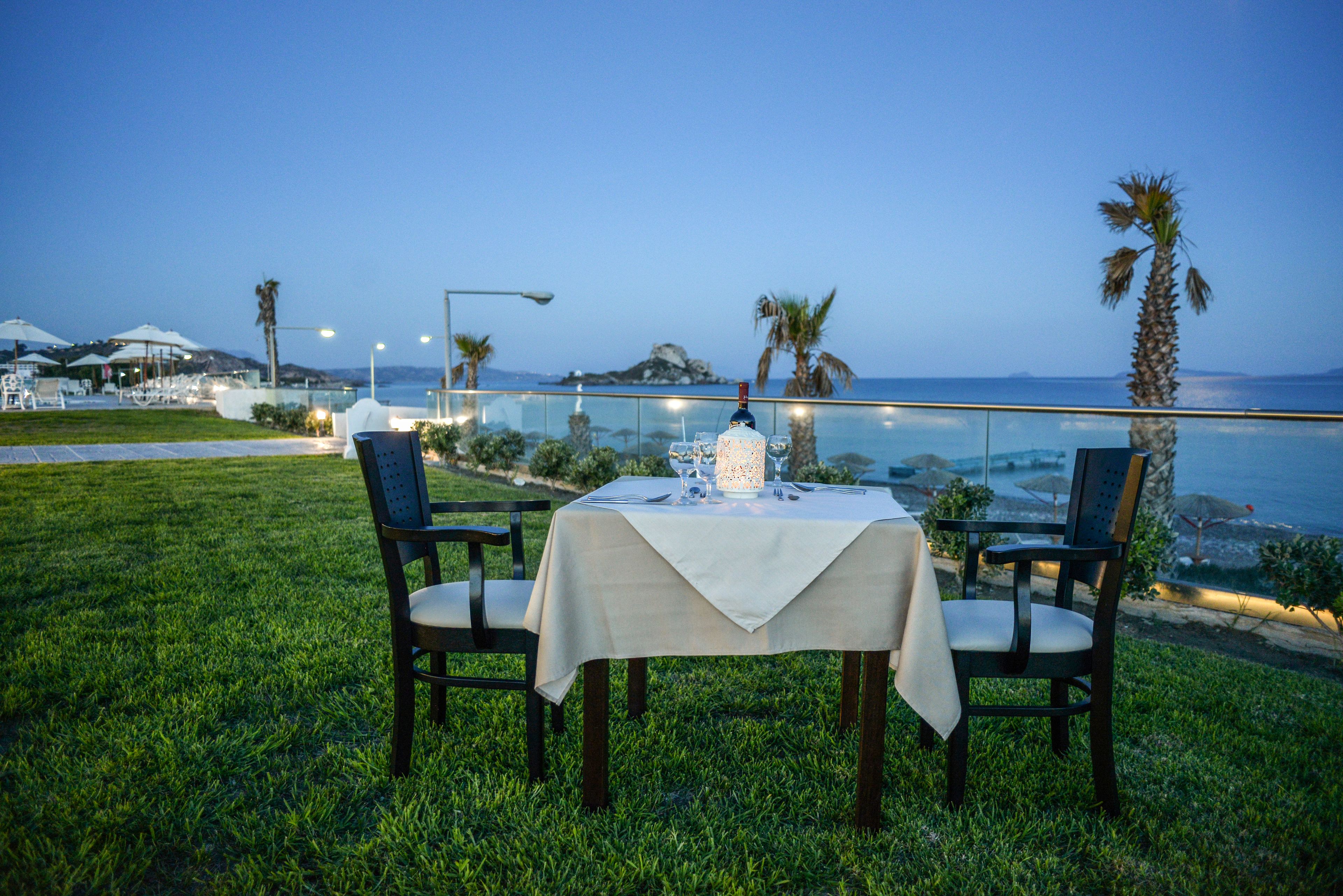 Breakfast and lunch served, international cuisine