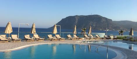 Outdoor pool, pool umbrellas, sun loungers