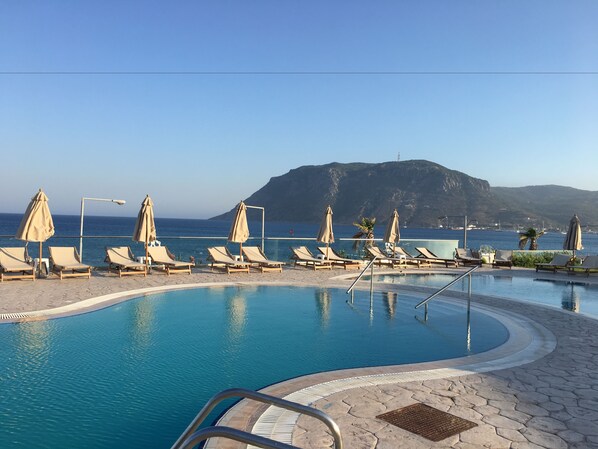 Outdoor pool, pool umbrellas, sun loungers - Royal Bay (Kos)