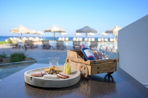 Breakfast and lunch served, international cuisine - Royal Bay (Kos)