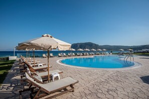 Außenpool, Sonnenschirme, Liegestühle