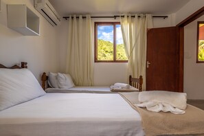 Family Room | Bathroom | Shower, towels, soap - La Dolce Vita pousada e Mergulho (Angra dos Reis)