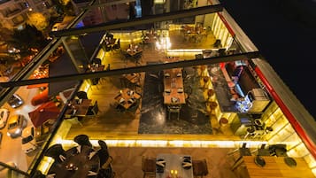 2 bars/lounges