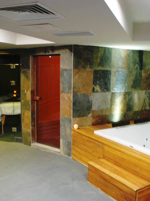 Indoor spa tub