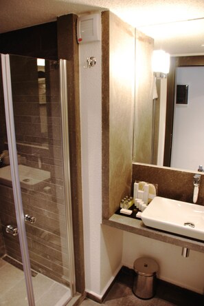 Douche cascade, articles de toilette (gratuits), séchoir à cheveux