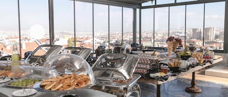 Petit déjeuner buffet (10 EUR par personne)