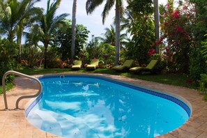 Outdoor pool, sun loungers - Rumrunners Villa by Living Easy Abaco (Marsh Harbour)