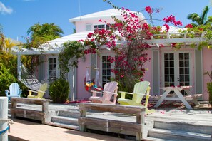 Courtyard - Rumrunners Villa by Living Easy Abaco (Marsh Harbour)
