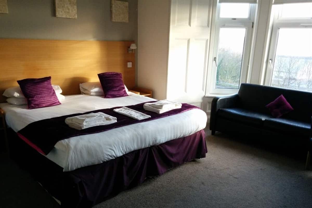 King Superior Room Ensuite with Bath