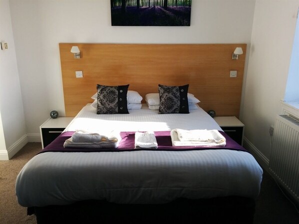 Superior Double Room, Ensuite - Dundee Carlton (Dundee)