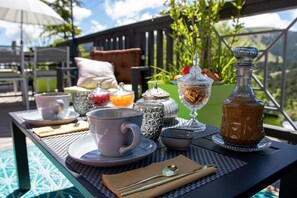 Suite Deluxe, salle de bains attenante, vue jardin (Bakea) | Repas et boissons