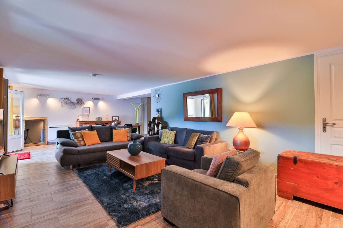 Una sala de estar moderna con un conjunto de sofá, una mesa de centro y una lámpara.