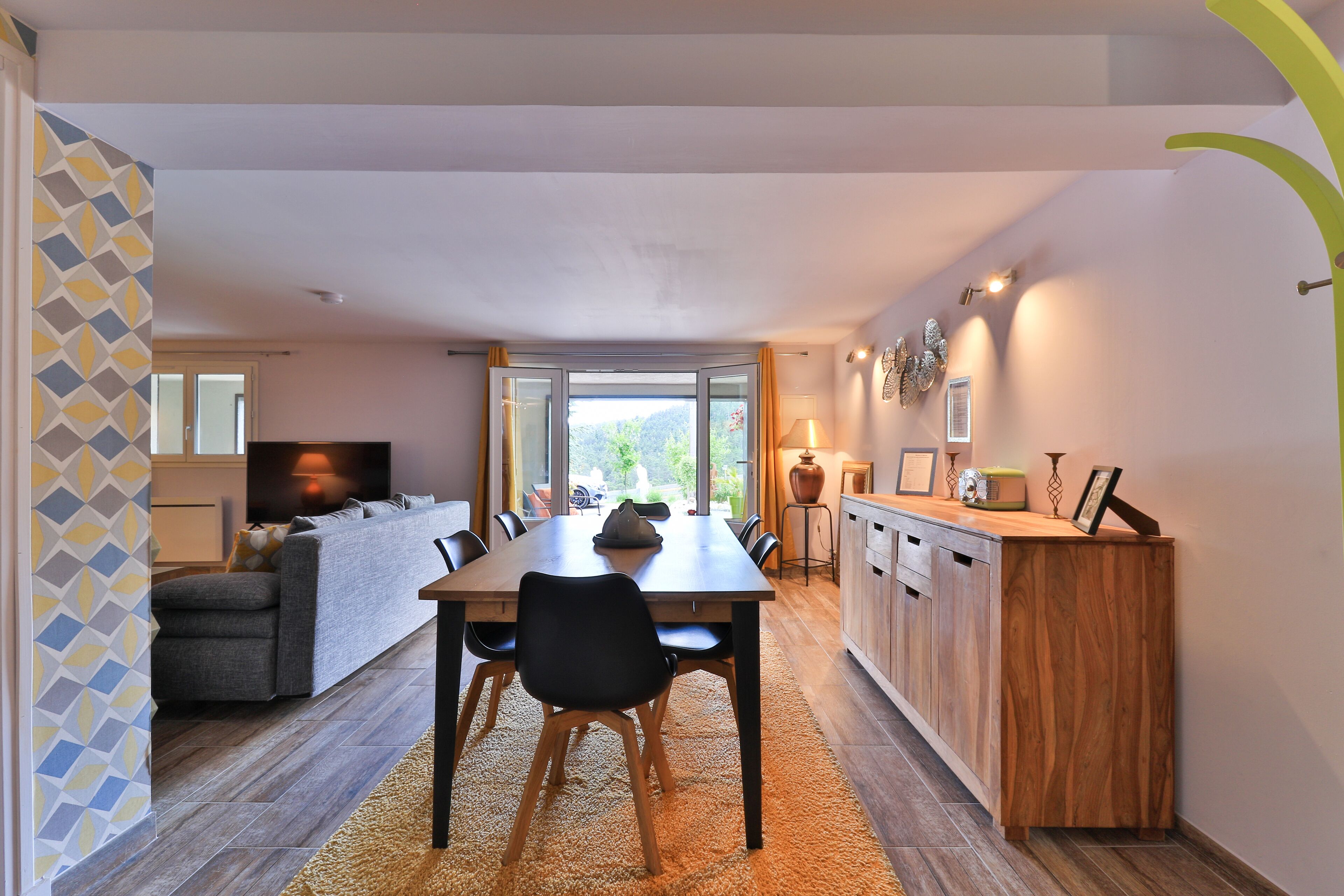 Comfort-huoneisto, kylpyhuone makuuhuoneen yhteydessä, näköala puutarhaan (Magia) | Ravintola