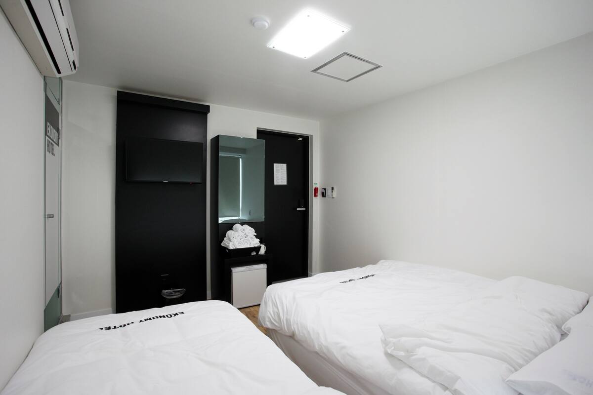 Habitación triple estándar (without Window) | Tabla de planchar con plancha y wifi gratis