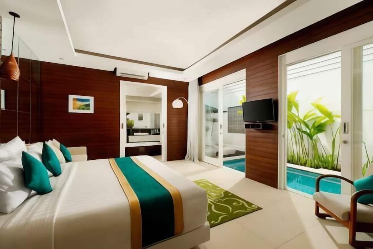Minibar (some free items), in-room safe, desk, blackout drapes