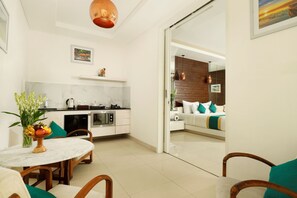 Refrigerador, microondas, cafetera/tetera, tetera/pava eléctrica