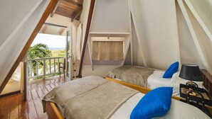 A bedroom with two beds, a balcony, and a view of the outdoors. - Hotel Tamarindo Village (Tamarindo)