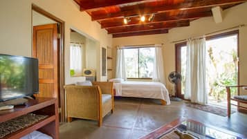 Bungalow, 1 Schlafzimmer, Meerblick | Wohnbereich | 30-Zoll-LCD-Fernseher mit Digitalempfang