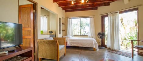 Bungalow, 1 habitación, vista al océano | Área de sala de estar | Televisión LCD de 30 pulgadas con canales digitales