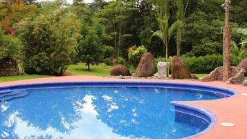 Kolam renang outdoor