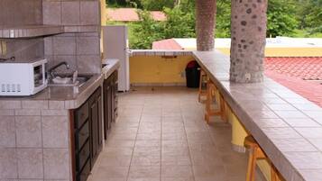 Lemari es, microwave, kompor, dan mesin pembuat kopi/teh