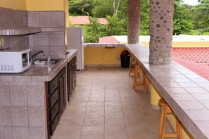 Geladeira, micro-ondas, cooktop, cafeteira/chaleira