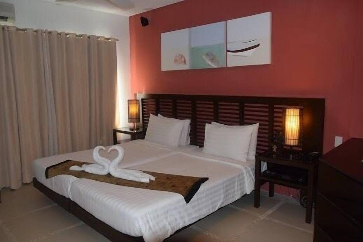 Pearl Room | In-room safe, rollaway beds (surcharge), WiFi (free)