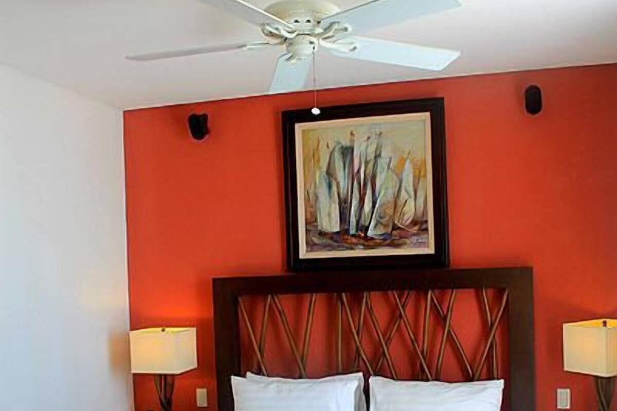 Emerald Room | In-room safe, rollaway beds (surcharge), WiFi (free)