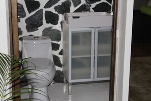 Junior Suite | Bathroom | Shower, rainfall showerhead, free toiletries