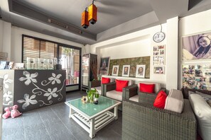 المنشأة من الداخل