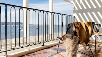 Waterfront First Floor Room | Terrace/patio