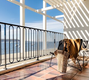 Waterfront First Floor Room | Terrace/patio - Bay Breeze Boutique Accommodation (Batemans Bay)