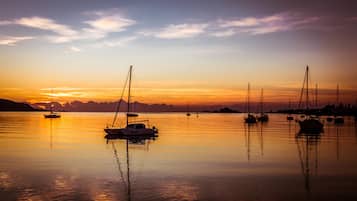 Vista frontal de la propiedad por la tarde o noche