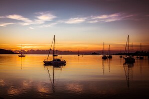 Front of property – evening/night - Bay Breeze Boutique Accommodation (Batemans Bay)