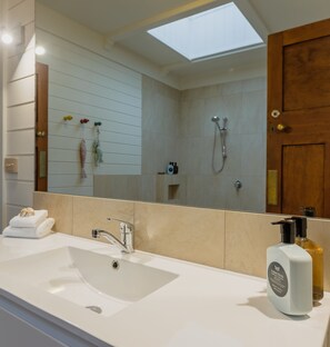 Penthouse | Badezimmer | Designer-Toilettenartikel, Haartrockner, Handtücher, Seife