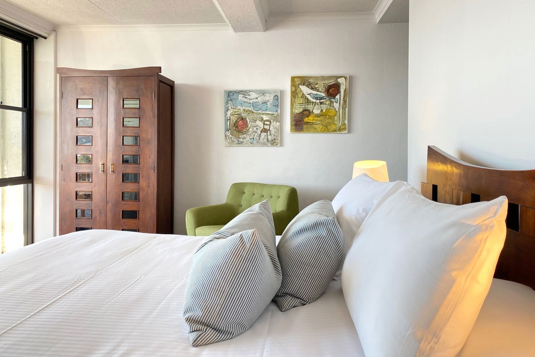 Minibar, decoración personalizada y muebles diferentes 