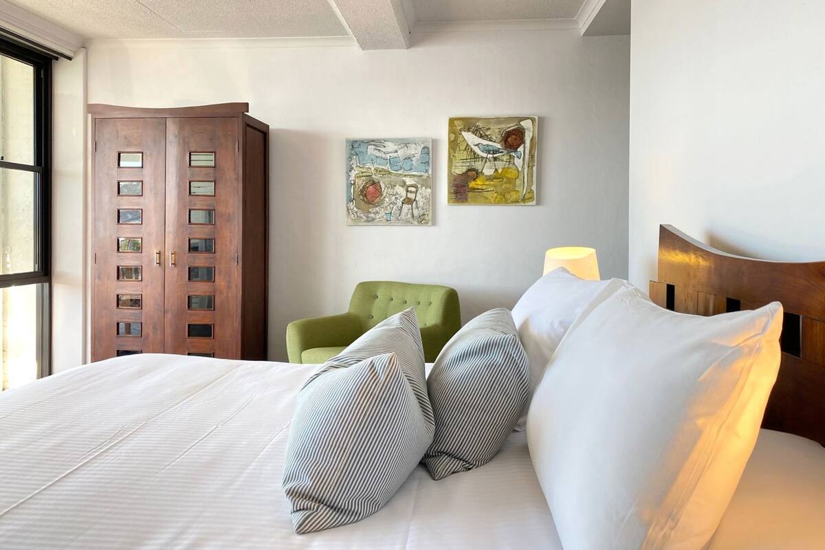 Minibar, decoración personalizada y muebles diferentes