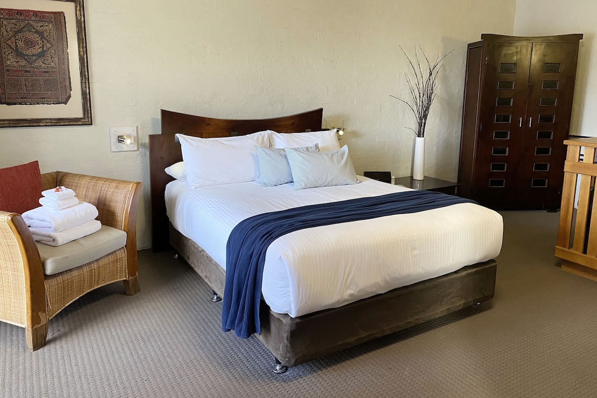 Economy-Doppelzimmer, 1 Queen-Bett | Minibar, individuell dekoriert, individuell eingerichtet