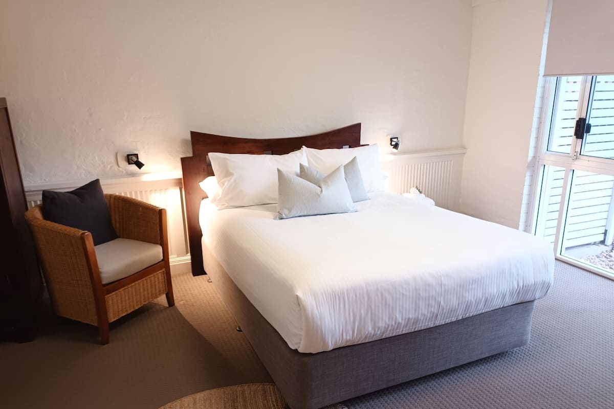 Ground Floor Non Waterfront Room | Minibar, individually decorated, individually furnished