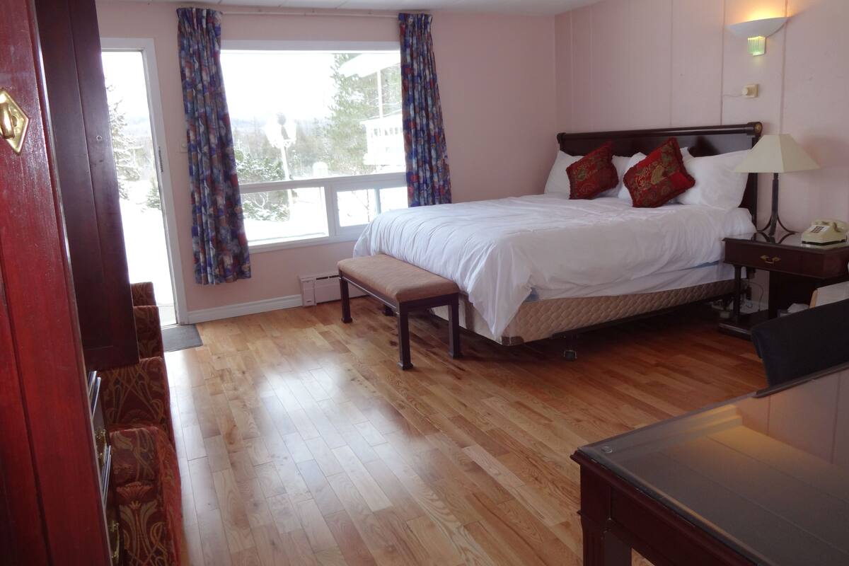 Room, 1 King Bed, Hot Tub, Mountain View (Hardwood Floor) | Desk, iron/ironing board (on request), WiFi (free)