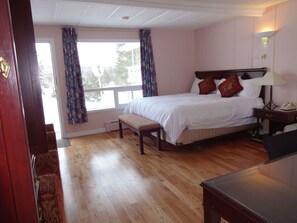 Chambre, 1 très grand lit, bain à remous, vue montagne (Hardwood Floor) | Bureau, fer et planche à repasser, Wi-Fi gratuit