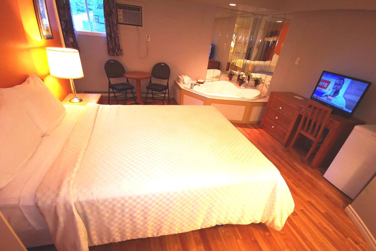 Room, 1 Queen Bed, Hot Tub (Hardwood Floor) | Desk, iron/ironing board (on request), WiFi (free)