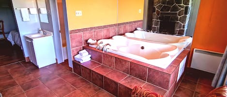 Rom – superior, 1 queensize-seng, tekjøkken, fjellutsikt (Hot Tub /Fireplace) | Skrivebord, strykejern/-brett og wi-fi (inkludert)